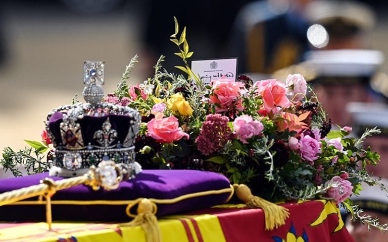 queen funeral flowers