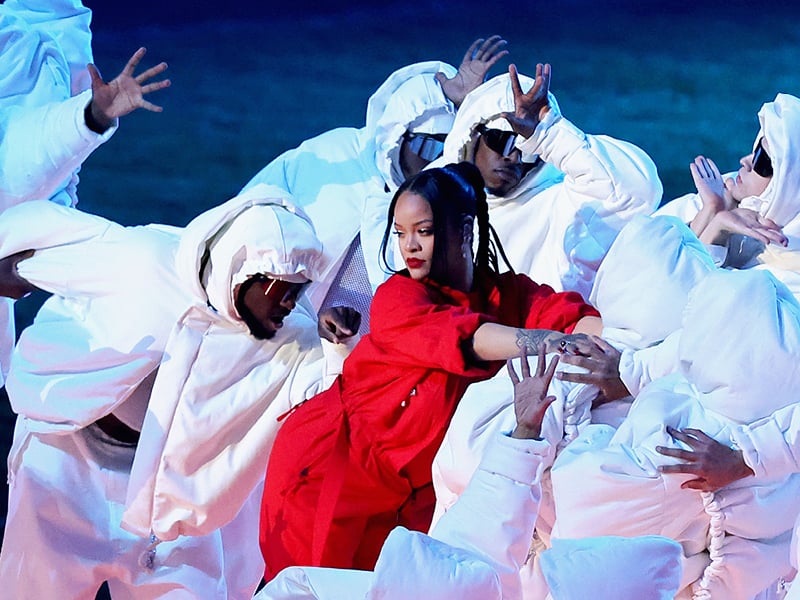 rihanna and dancers during superbowl halftime show