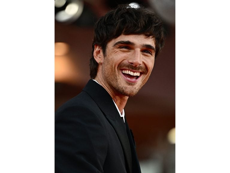 celebrity teeth jacob elordi