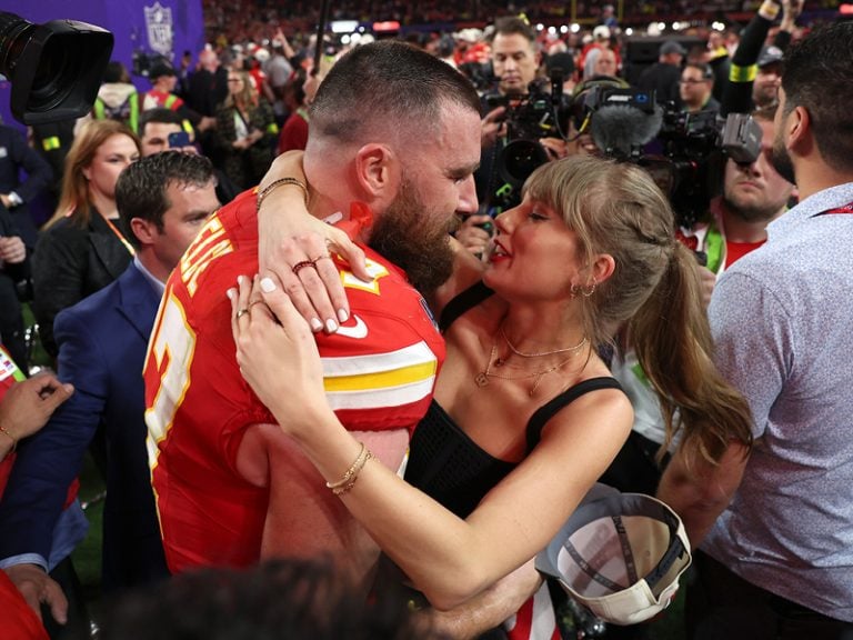 Taylor Swift and Travis Kelce kiss at the Super Bowl